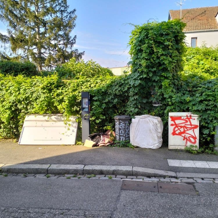 Tête de lit, déchets divers 