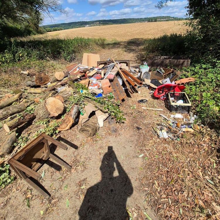C'est bien dommage que votre application ne marche pas dans la description des photos, parce que je perds un temps de dingue !
- Il y a des tas de saloperies
- Il y a des agglos
- Il y a des branches
- Il y a des pandoirs à linge
- Il y a de la vieille armoire
- Il y a des seaux
- Il y a des produits chimiques
- Il y a des meubles

Enfin, c'est un amas de bordel.