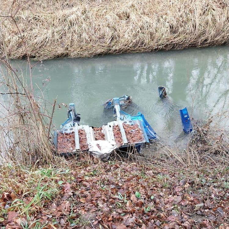 Carcasse de voiture découper sur un chemin isolé 