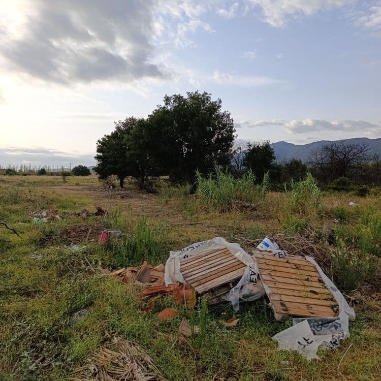 Palettes, tuiles, plastiques, feraille.
Plusieurs tas de déchets dans le même secteur 