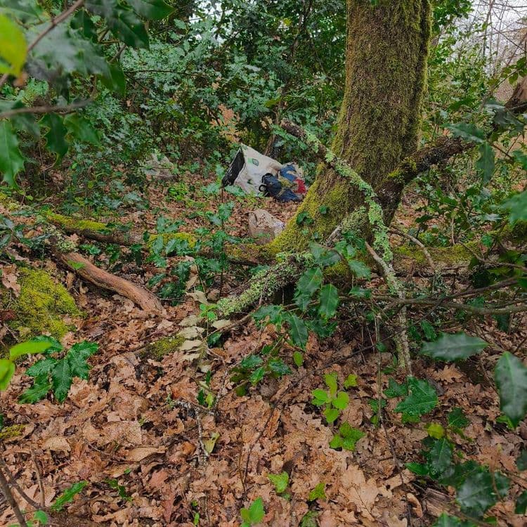 En suivant le dépôt de poches poubelles le long de la clôture 