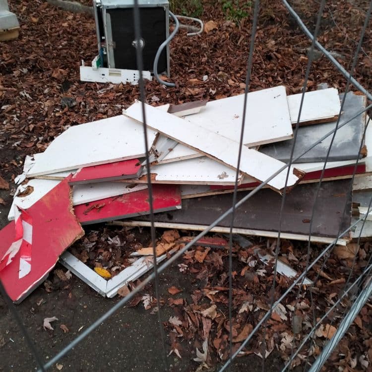 Planches de meubles et lave vaisselle abandonnés sur un chantier 