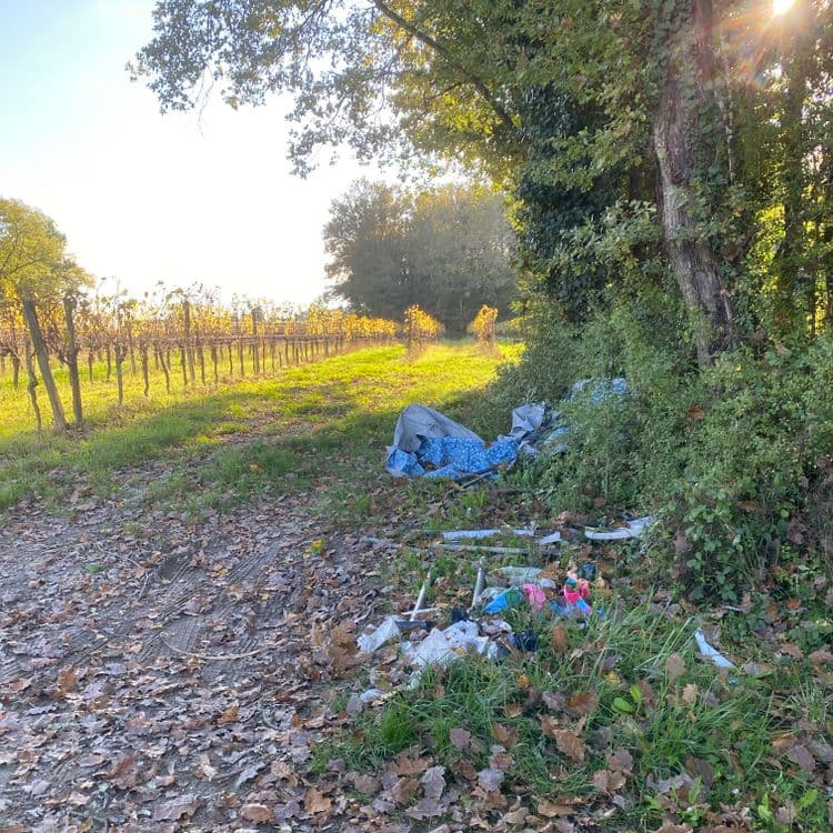 Piscine en kit éparpillée et autres déchets 
