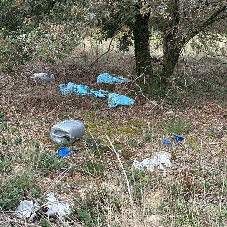 Voici l'analyse des déchets présents sur l'image :

On observe la présence de plusieurs types de déchets :
*   **Jerricans en plastique:** On peut dénombrer au moins 2 jerricans entiers et des fragments supplémentaires. Le poids estimé par jerrican est d'environ 2 à 3 kg, ce qui donne une estimation totale de 6 à 9 kg pour les jerricans entiers, sans compter les fragments.
*   **Sacs en plastique bleu:** On note la présence de plusieurs sacs en plastique bleu déchirés. Il est difficile d'estimer le poids précis, mais en considérant le volume apparent, on peut estimer un poids total d'environ 0,5 kg à 1 kg pour l'ensemble des sacs.
*   **Fragments de plastique blanc:** On peut également observer des morceaux de plastique blanc éparpillés. L'estimation du poids de ces fragments est d'environ 0,2 kg à 0,5 kg.

En résumé, le poids total des déchets visibles sur l'image est estimé entre 6,7 kg et 10,5 kg. La quantité de déchets par type est d'environ 2 jerricans entiers et plusieurs fragments, plusieurs sacs en plastique bleu et des fragments de plastique blanc.