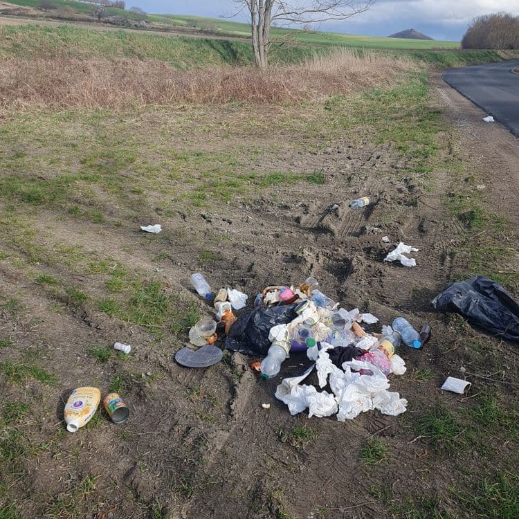 Un gros sac poubelle jeté par un particulier 