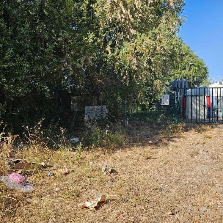 Déchets abandonnés en bord de route et de fleuve