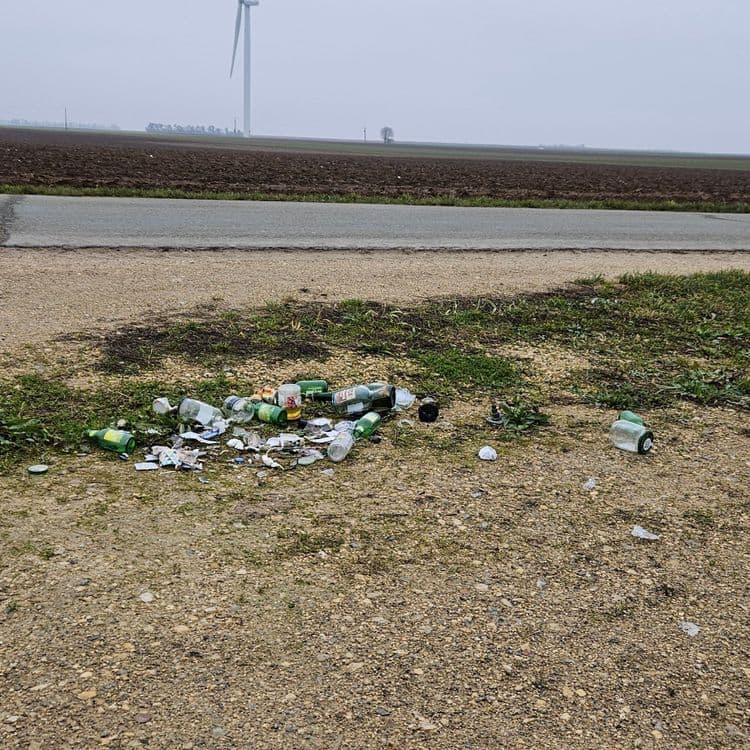 Tas de bouteilles en verre et déchets papiers 