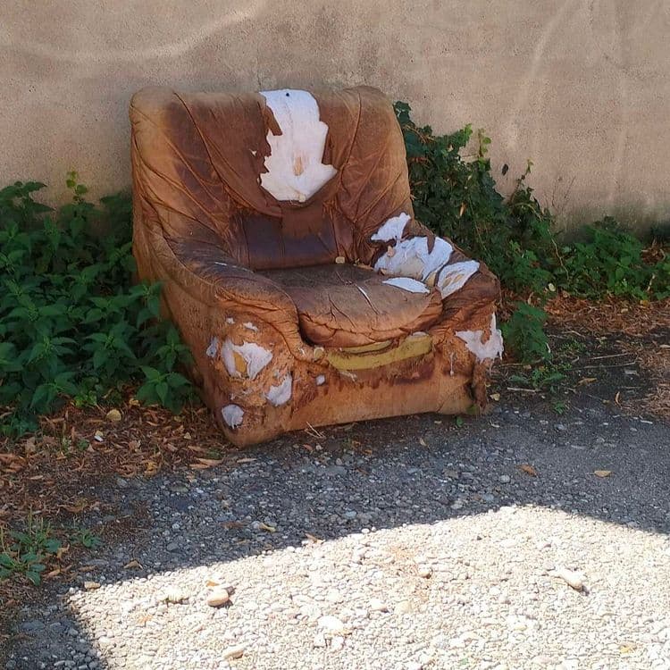 Fauteuil abandonné sur un parking public 