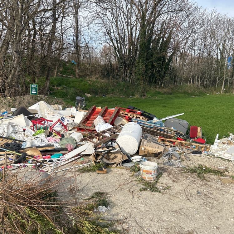 Déchets abandonnés :

Déchets d’ameublement : canapés (estimé à 80 kg chacun, soit 160 kg au total), fauteuils (estimé à 20 kg chacun, soit 40 kg au total), matelas (estimé à 25 kg chacun, soit 25 kg au total), débris de meubles (estimé à 50 kg). Quantité totale estimée : 275 kg.

Déchets de construction : plaques de plâtre (estimé à 100 kg), morceaux de bois (estimé à 50 kg), débris de carrelage (estimé à 20 kg). Quantité totale estimée : 170 kg.

Déchets encombrants : palettes en bois (estimé à 20 kg chacune, soit 60 kg au total), électroménager (estimé à 50 kg). Quantité totale estimée : 110 kg.

Déchets plastiques : sacs poubelles, emballages (estimé à 20 kg).

Déchets divers : autres éléments non identifiables (estimé à 30 kg).

Déchets ménagers : (estimé à 10 kg).

Total estimé : environ 605 kg de déchets.  Ces estimations sont approximatives et pourraient varier en fonction du matériau et de l'état de dégradation des déchets.
