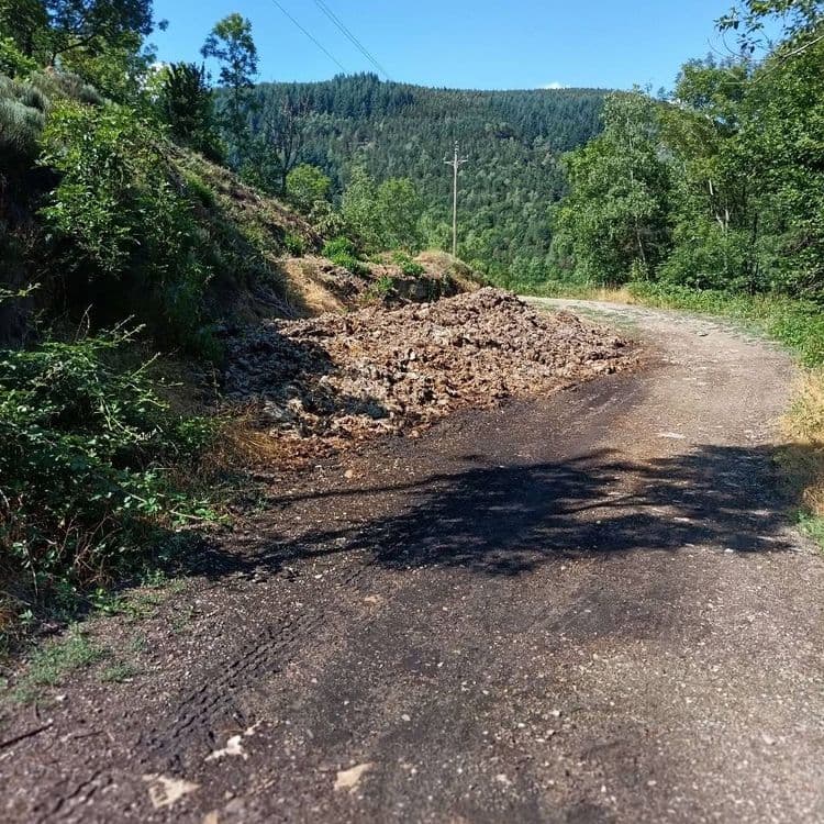 Tas de fumier à même le sol, avec un ruissellement allant dans un ruisseau affluent du Lot.