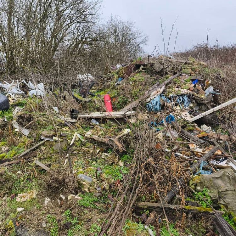 L'analyse révèle la présence de divers types de déchets abandonnés sur le site. On observe notamment :

*   **Déchets de construction et de démolition (gravats, bois, plâtre) :** Estimation d'environ 250 kg. La quantité de bois est importante, avec des planches et des morceaux de charpente. Les gravats et le plâtre semblent présents en moindre quantité.
*   **Déchets plastiques :** Estimation d'environ 30 kg. On dénombre plusieurs bouteilles, des fragments de plastiques divers, et des éléments d'emballage.
*   **Pneumatiques :** Estimation d'environ 20 kg. La quantité est d'un seul pneumatique visible.
*   **Mobilier :** Estimation d'environ 20 kg. Une chaise de bureau est identifiable.
*   **Déchets textiles et cordages :** Estimation d'environ 10 kg. On note la présence de cordages bleus.
*   **Divers :** Estimation d'environ 10 kg (verre, métal, autres déchets non identifiables). La quantité est faible, incluant des bouteilles en verre et divers débris métalliques.