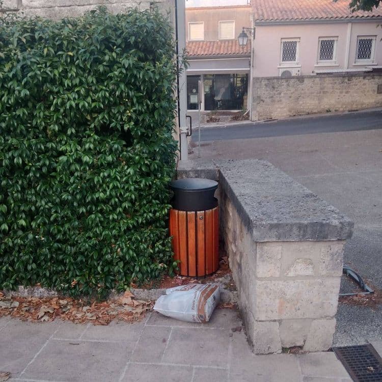 Un sac intermarché, la même personne, un(e) gros(se) dégueulasse assurément, sème ses petits sacs dans mouthiers. Le ramassage des poubelles aura lieu dans six jours et il y a un bac collectif installé a une centaine de mètres derrière l'église, on ne peut pas dire qu'il n'y a pas moyen d'être moins dégueulasse. À ce propos il y a deux sacs Intermarché qui ont été déposés il y a 3 jours, d'où les autres photos mais je ne peux pas les poster puisque un signalement avait déjà été fait il y a quelques mois. Ce quartier est un dépotoir ou des gens pas très éduqués estiment que les poubelles sont mieux dans la rue que chez eux. Ceci dit ça n'a jamais gêné la mairie, ni l'actuelle ni la précédente qui n'a jamais rien fait et qui ne fait rien.