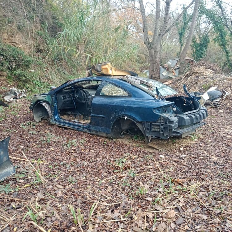 Carcasse de voiture 