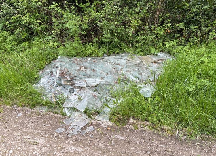 Il y a beaucoup de verre cassé sur le bas côté ainsi qu’en bord du chemin. Assez dangereux.
Merci 
