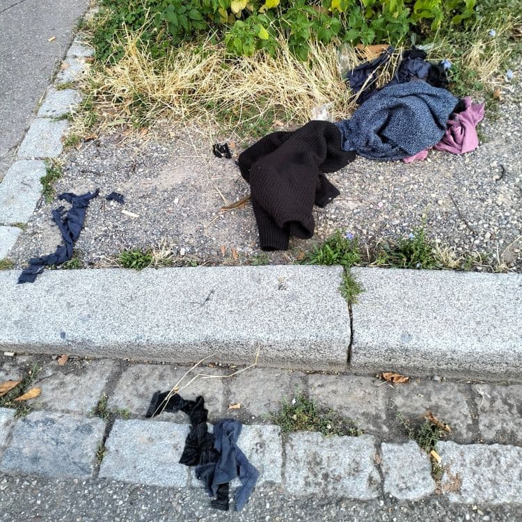 Vêtements au sol sur le trottoir 