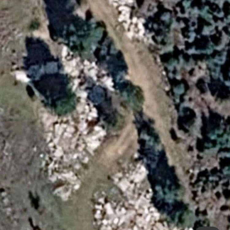 Les déchets abandonnés sont principalement des matériaux inertes de construction et de démolition.

Il s'agit de gravats, de morceaux de béton et de pierres. Ces matériaux sont répartis en plusieurs accumulations distinctes et des débris plus éparpillés le long d'une bande de terrain.

On dénombre environ 5 à 7 amas principaux de ces déchets.

Pour ce type de déchet, l'estimation du poids par amas principal se situe entre 1 500 et 3 000 kilogrammes. Le poids total estimé pour l'ensemble des déchets inertes présents sur le site est d'environ 10 000 à 20 000 kilogrammes.