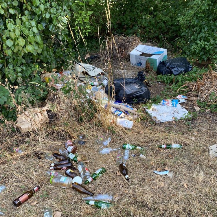 Dépôt d’ordures, bouteilles etc…
