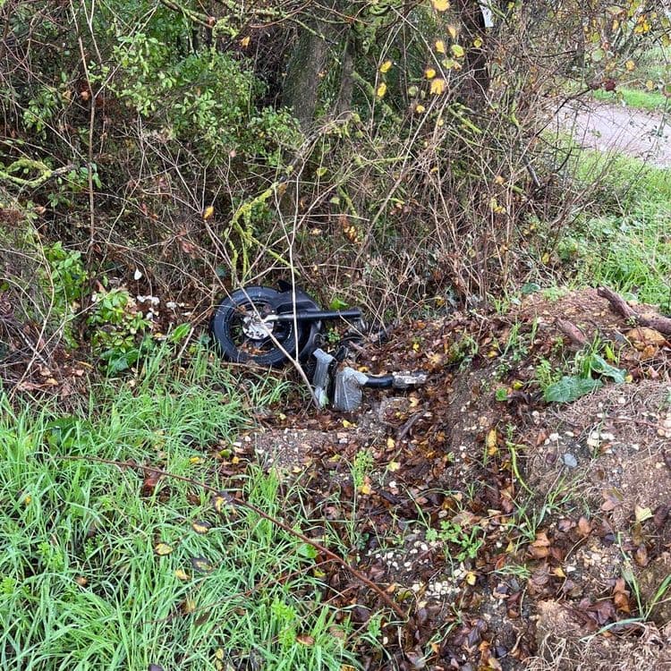 Carcasse de scooter signalée à la mairie depuis qq semaines 