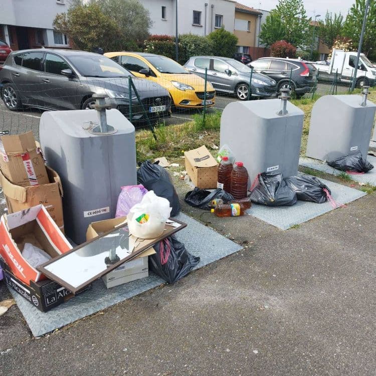 Nombreux déchets non ménager et huile de friture