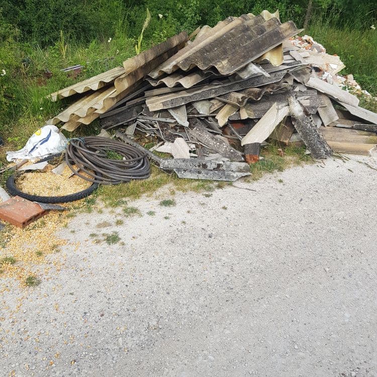 Plaques de fibrociment ,gravats...ont été bennés sur le chemin qui conduit au terrain de motocross 