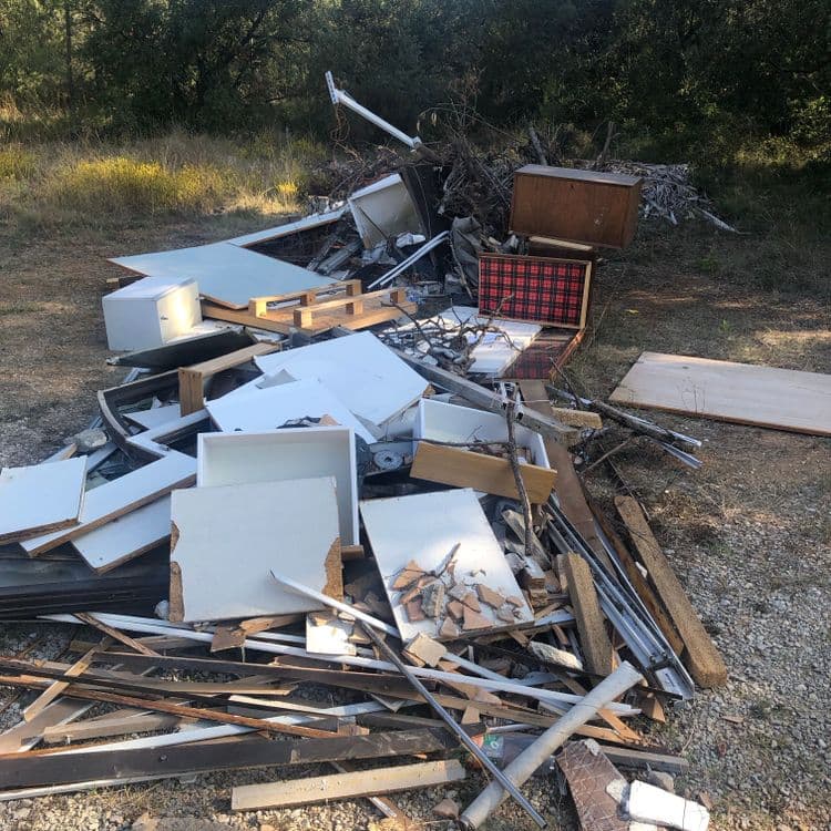 Voici une estimation des déchets présents sur le site, basée sur les images fournies :

*   **Déchets de bois et panneaux de particules:** Incluent des planches, des morceaux de meubles, des palettes, des cadres et des éléments de boiseries. Estimation du poids total : environ 80 kg. Quantité : une grande variété de pièces de différentes tailles.

*   **Déchets de meubles (éléments de cuisine et autres):** Comprennent des portes, des tiroirs, des parties de placards et d'autres éléments d'ameublement. Estimation du poids total : environ 60 kg. Quantité : environ 15 à 20 pièces distinctes.

*   **Déchets de construction et démolition (céramique, tuiles):** Fragments de tuiles, de céramique et autres matériaux de construction cassés. Estimation du poids total : environ 30 kg. Quantité : plusieurs dizaines de fragments.

*   **Déchets métalliques:** Tubes, profilés, ferraille et autres éléments métalliques divers. Estimation du poids total : environ 40 kg. Quantité : une dizaine de pièces.

*   **Déchets divers (végétaux, textiles):** Branches, végétaux coupés, ainsi qu'un objet recouvert de tissu à motif écossais (possiblement une valise ou un coffre). Estimation du poids total : environ 20 kg. Quantité : un volume conséquent de branches et un objet textile.

Il est important de noter que ces estimations sont basées uniquement sur l'observation visuelle des images et peuvent varier en fonction de la densité réelle des matériaux et de la présence de déchets non visibles.

