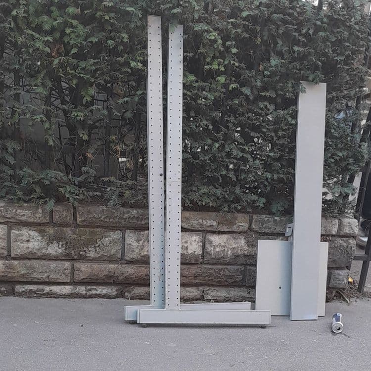 
Objet métallique jeté sur le trotoire 