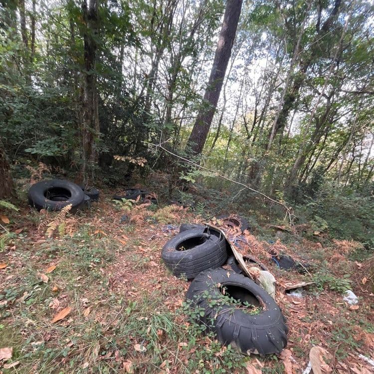 Voici l'estimation des déchets présents sur les photos :

*   **Câbles électriques et gaines** : Il y a une quantité importante de câbles et gaines de différentes couleurs (noir, bleu, blanc). L'estimation de poids pour ces câbles se situe entre 150 et 250 kg.
*   **Pneus** : On peut observer plusieurs pneus, dont certains semblent être de plus grande taille (probablement des pneus de tracteur ou de poids lourds). La quantité est estimée à 13 pneus. Le poids total des pneus pourrait varier entre 100 et 200 kg, en fonction de leur taille et de leur état.
*   **Déchets plastiques divers** : Des débris plastiques, visibles éparpillés parmi les câbles, sont estimés à environ 5 à 10 kg.