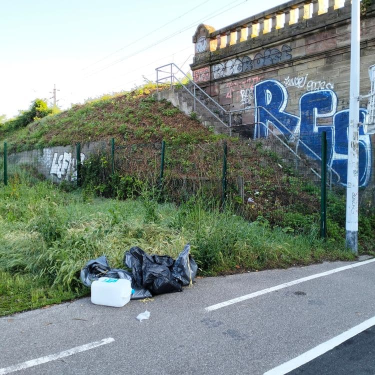Sacs poubelles, bidon vide,