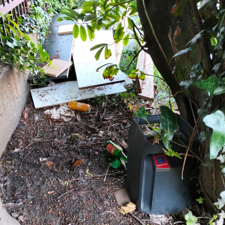Déchets divers, bouteille de gaz, pneus usagés, mobilier. Le tout au fond d'un parking de zone commerciale et à proximité de certains commerces 