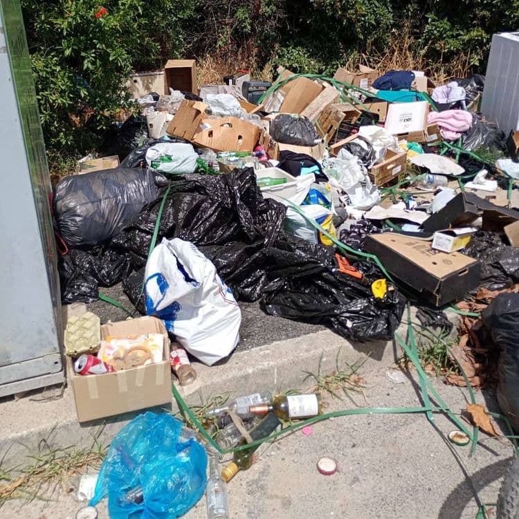Rue cristiano Garcia dépôt sauvage cube a verre 