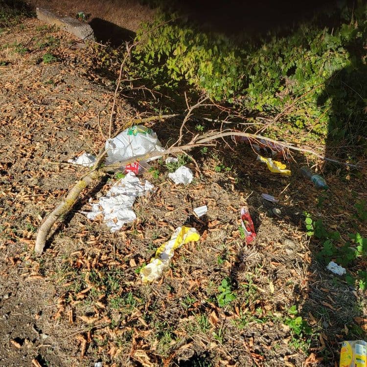 Beaucoup de sac jeté sur une route qui est devenue une impasse.