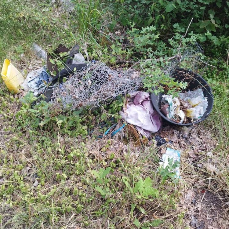Dépôt de déchets 
Grillage tissu Seau en plastique bidons métallique bouteille de verre 