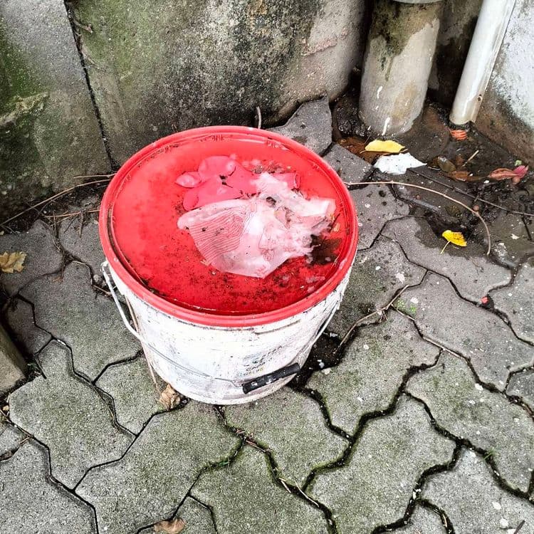 Pot de peinture abandonné sur le trottoir 