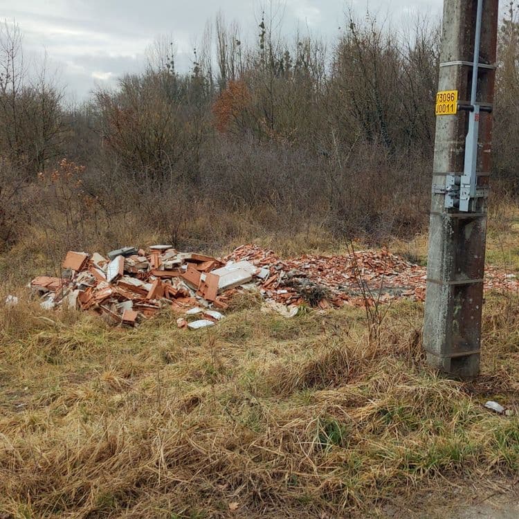 Déchets constatés sur le site:

* **Déchets de démolition/construction:**  Il s'agit principalement de briques, de morceaux de béton, de plaques de plâtre et de matériaux isolants (probablement de la mousse polystyrène ou un isolant rigide).  L'estimation du poids est difficile sans mesure précise, mais en tenant compte du volume visible, on peut estimer la quantité à  environ 1,5 m³ de briques et béton, soit environ 3000 kg (la densité des matériaux de construction varie).  La quantité de plâtre et d'isolants pourrait représenter un volume supplémentaire de 0,5 m³, soit environ 500 kg au total, compte tenu de leur moindre densité.

* **Déchets ménagers/industriels:** Des sacs poubelles, probablement contenant des déchets ménagers ou industriels, sont présents. La taille des sacs suggère un poids total compris entre 50 et 100 kg.  Le contenu exact est inconnu.

* **Déchets de bois:** Des morceaux de bois brûlés, en partie ou totalement, sont visibles. La quantité est difficile à estimer précisément, mais un volume d’environ 0,5 m³ semble réaliste, ce qui pourrait représenter environ 200 kg de déchets, compte tenu de la densité variable du bois.

* **Déchets divers:**  Des morceaux de tuyaux et d'autres débris sont présents en faible quantité.  On estime leur poids total à moins de 50 kg.

En résumé, le poids total des déchets abandonnés sur ce site est estimé entre 3750 kg et 3900 kg. Cette estimation est approximative et repose sur une évaluation visuelle. Une évaluation précise nécessiterait une visite sur place et une mesure des volumes.
