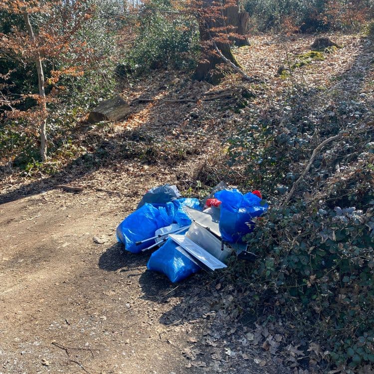 Voici une estimation des déchets abandonnés sur la base des images fournies :

*   **Sacs poubelles en plastique bleu :** On observe plusieurs sacs poubelles bleus, probablement remplis de déchets ménagers divers. Estimation de la quantité : environ 6 sacs. Poids estimé par sac : entre 5 et 10 kg. Poids total estimé : 30 à 60 kg.

*   **Éléments métalliques :** Des pièces métalliques, qui pourraient provenir d'un appareil électroménager ou de mobilier, sont visibles. Il semble y avoir des étagères ou des plaques. Estimation de la quantité : 3-4 pièces. Poids total estimé : 5 à 15 kg.

*   **Autres déchets potentiels :** Il est possible que d'autres types de déchets soient dissimulés à l'intérieur des sacs poubelles.

Il est important de noter que ces estimations sont basées sur l'observation visuelle des images et peuvent varier en fonction du contenu exact des sacs et de la nature précise des éléments métalliques.
