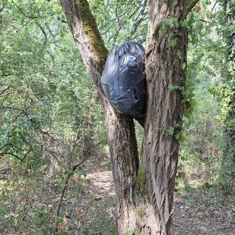 Décharge sauvage, a droite du sentier de randonnée en venant par la route. Un canapé, et beaucoup de petits déchets peu encombrants.