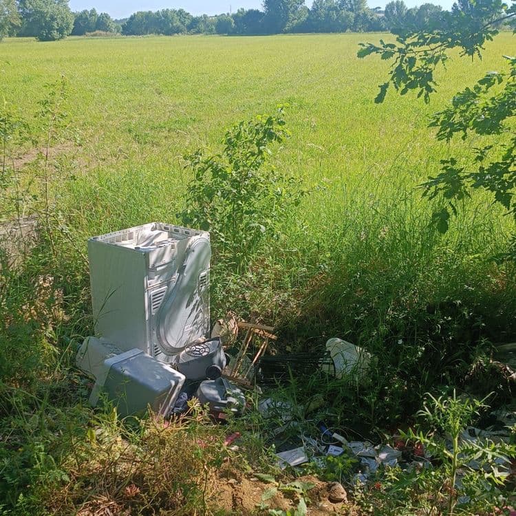 Sur chemin parallèle a l'autoroute se trouve sèche linge, aspirateur, bidon adblue et détritus.