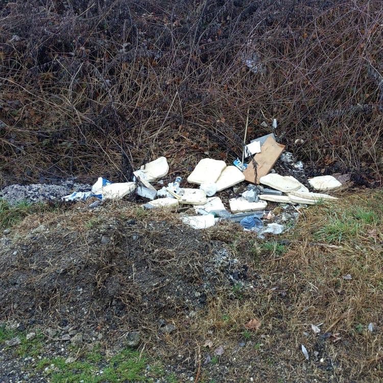 Voici une liste des déchets visibles sur la photo, avec une estimation du poids et de la quantité pour chaque type :


Déchets de construction/démolition : Il y a environ 10 à 15 plaques de plâtre ou de matériaux similaires.  Le poids total est estimé entre 15 et 25 kg, soit un poids moyen de 1,5 à 2 kg par plaque.

Déchets d'emballage : Plusieurs morceaux de plastique et de papier semblent appartenir à des emballages.  On estime leur poids total à 1 kg au maximum.

Bois : Une pièce de bois, probablement un morceau de planche ou de contreplaqué, est visible. Le poids est estimé entre 2 et 5 kg.

Autres déchets : Il y a quelques autres petits objets indéterminés, dispersés parmi les autres déchets. Leur poids total est estimé à moins de 1 kg.


Le poids total des déchets est estimé entre 18 et 31 kg.  Ces estimations sont approximatives car il est difficile de déterminer précisément le type et la taille des objets à partir d'une seule image.
