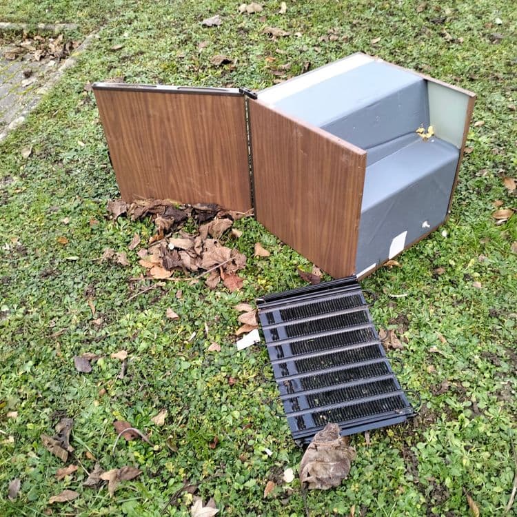 Mini frigo abandonné en zone d'activité 