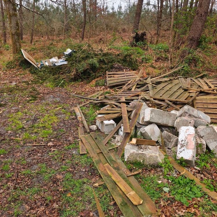 Juste après le pont sur gauche comme d'habitude a cet endroit (puichosel) déchets plastiques, bois et parpaing et pierre 