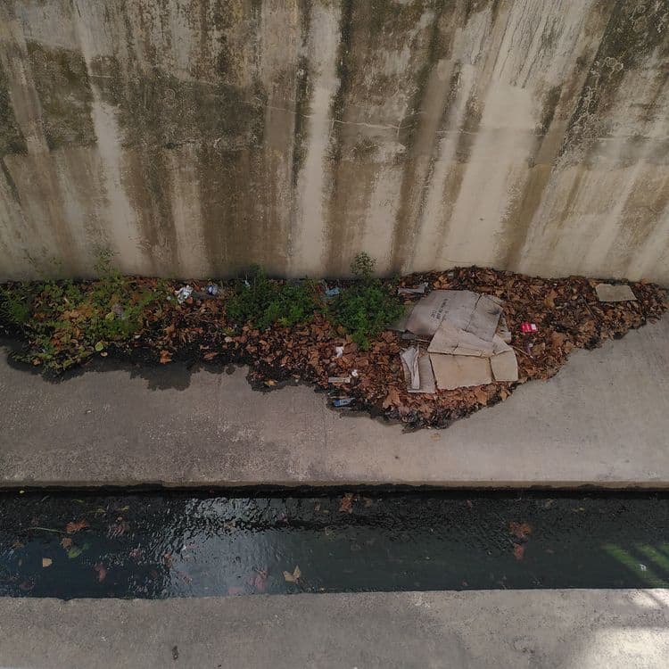 La Jourre petite rivière traversant Lézignan Corbières. Accumulation de déchets verts, et objets divers dont une poussette, un écran, carton, canettes 