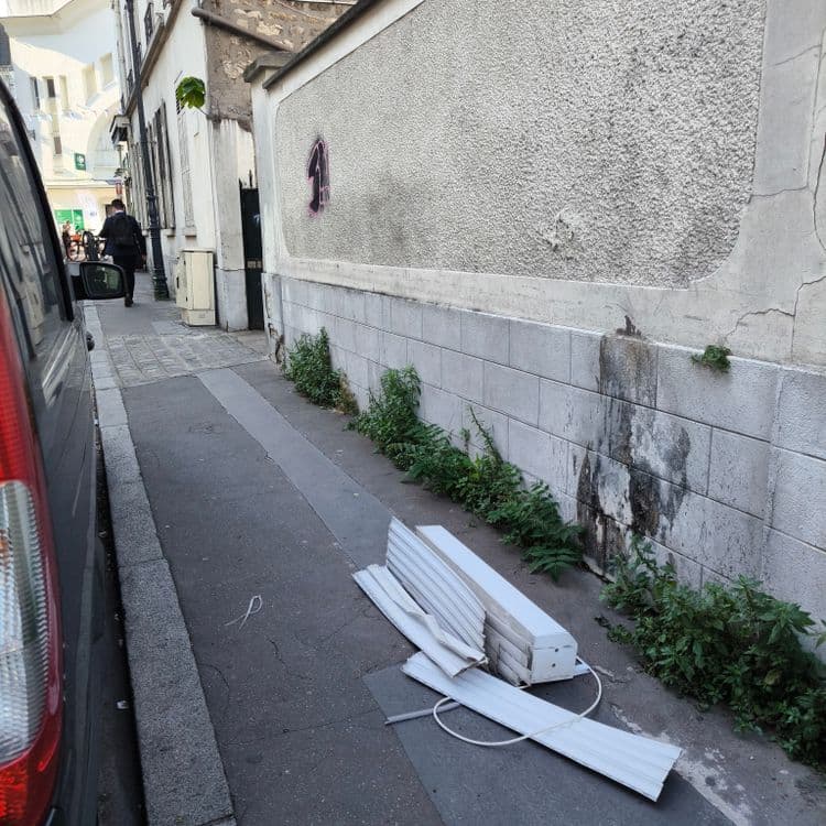 Volets roulants en plein milieu du trottoir 