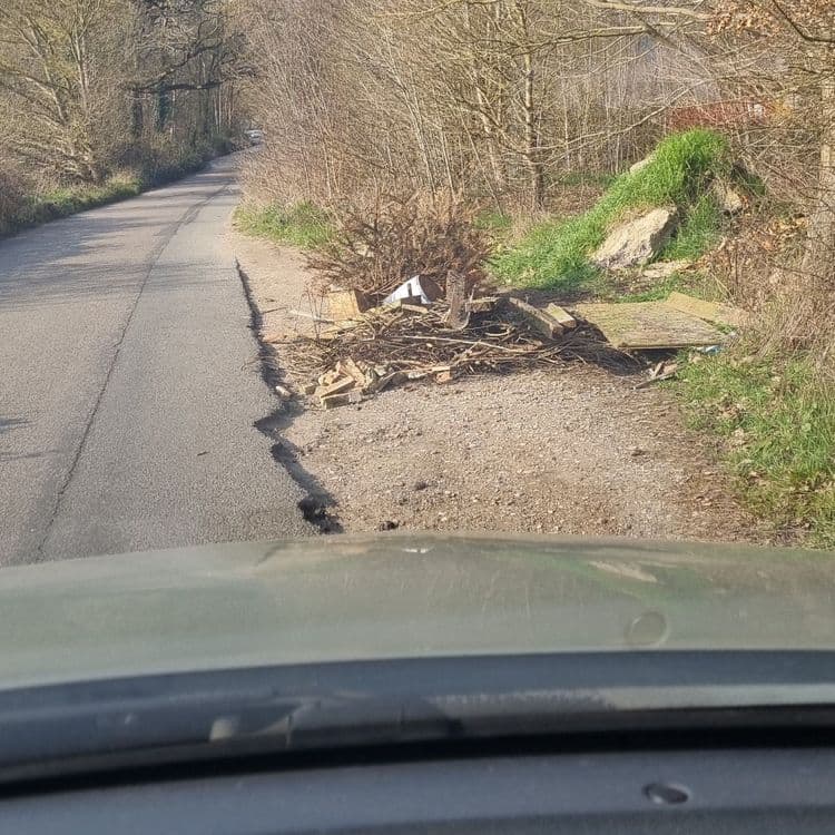 Environ 30kg mélange de bois,briques et bidon en fer
