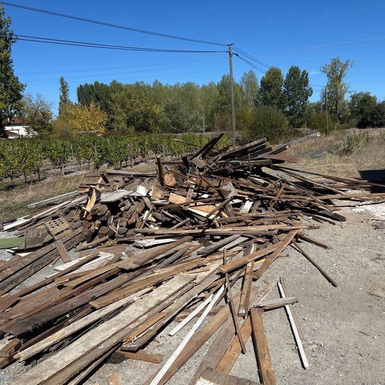 Les déchets abandonnés sont principalement constitués de matériaux en bois.

*   **Bois de démolition et de construction**: Il s'agit majoritairement de planches, de lattes et de quelques poutres de différentes longueurs et sections. On estime la quantité à plusieurs centaines de pièces, pour un poids total approximatif de 4000 kilogrammes.
*   **Fragments de palettes en bois**: Quelques éléments reconnaissables proviennent de palettes cassées. La quantité est estimée à une quinzaine de fragments, représentant un poids d'environ 100 kilogrammes.
*   **Petits débris de bois et copeaux**: Une quantité significative de petits morceaux de bois, d'éclats et de copeaux est présente, mélangée au reste du tas. Le poids estimé pour cette catégorie est d'environ 400 kilogrammes.