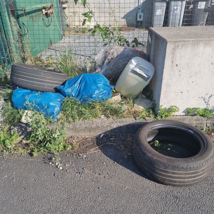 Dépôt de.pneus, sacs, bidons...