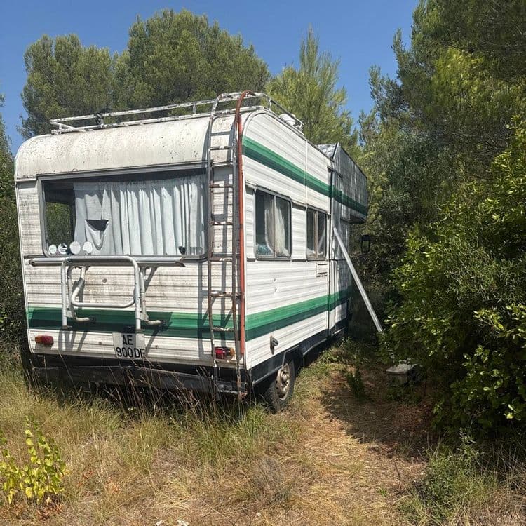 Les déchets abandonnés sur le site comprennent :

Un camping-car ou une caravane en fin de vie. Son poids est estimé à environ 1200 kilogrammes. Il s'agit d'une seule unité.

Un tas de gravats de construction, composé de blocs et de débris divers. Le poids de ce tas est estimé à environ 200 kilogrammes. Il y a un seul tas de ce type de déchet.