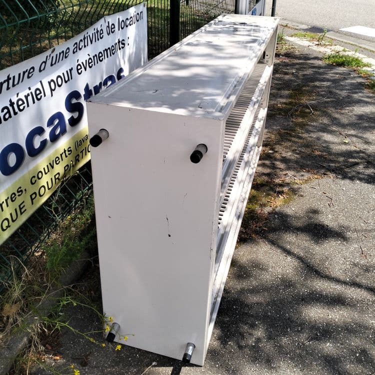 Armoire métallique sur le trottoir en zone industrielle 