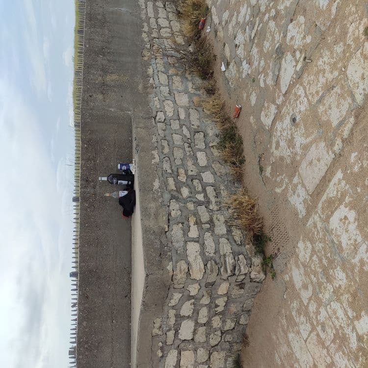 Bouteilles et canettes vides abandonnés dans l'angle de la jetée à côté du phare rouge, situé sur le quai de l'ancienne criée.