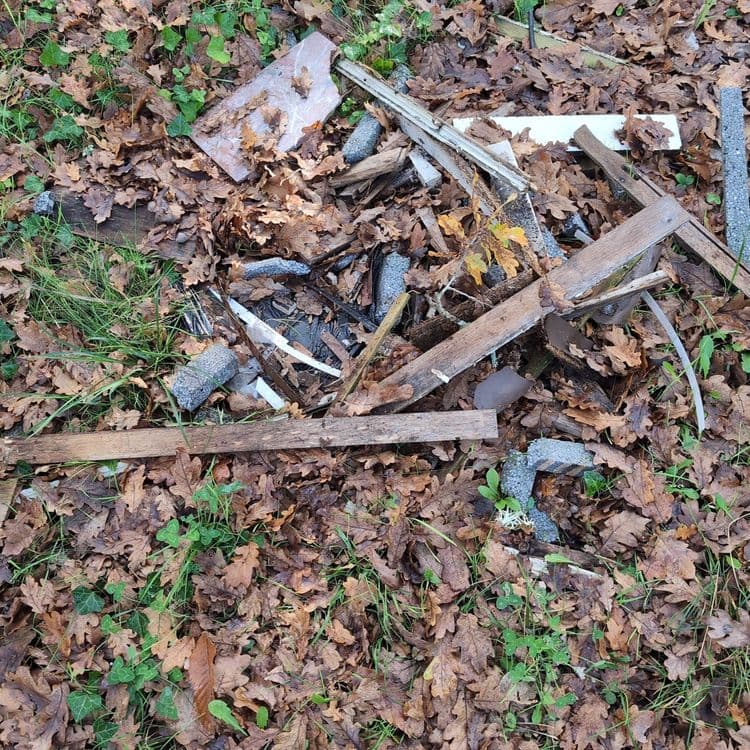 Petit dépôt (1/2 brouette) de déchets divers... Bois, polystyrène, marbre, plastique.