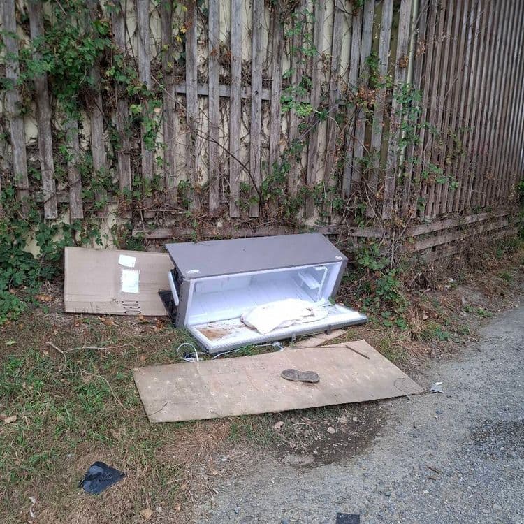 Frigo déposé à même le sol qui du coup incite d'autres gens à déposer aussi leur déchets 